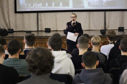 Костромские полицейские и члены Общественного совета рассказали студентам как важно вести здоровый образ жизни и не нарушать закон