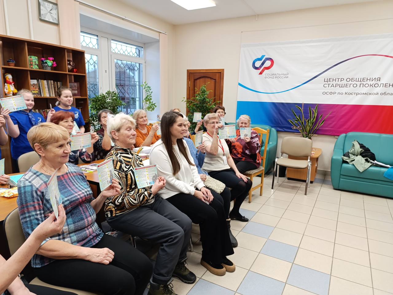 Буйские сотрудники Госавтоинспекции совместно с отрядом ЮИД «Светофорчик» посетили центр общения старшего поколения Буйские сотрудники Госавтоинспекции совместно с отрядом ЮИД «Светофорчик» посетили центр общения старшего поколения