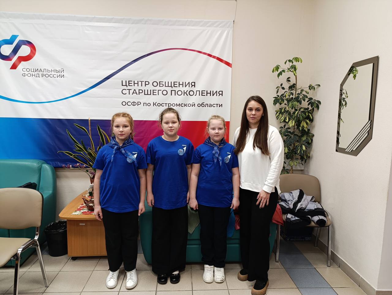 Буйские сотрудники Госавтоинспекции совместно с отрядом ЮИД «Светофорчик» посетили центр общения старшего поколения