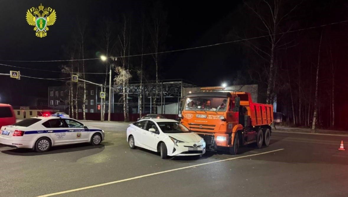 В Костроме двое человек оказались в больнице после ДТП с КАМАЗом