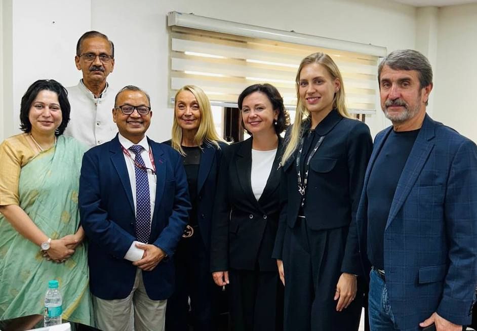 12 ноября дипломаты Посольства России в Индии и представители руководства АНО "Русский национальный балет "Кострома" Е.Н.Царенко и Ю.В.Царенко встретились с директором Департамента международного сотрудничества Министерства...