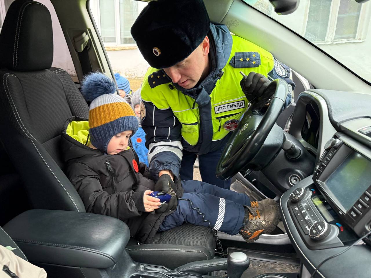 Сотрудники областного управления Госавтоинспекции проверили наличие световозвращателей на одежде у дошколят Сотрудники областного управления Госавтоинспекции проверили наличие световозвращателей на одежде у дошколят