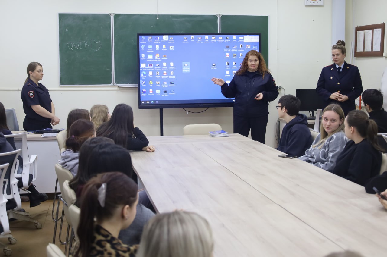 В Костроме общественники и полицейские проводят цикл профилактических встреч по предупреждению преступлений и правонарушений в молодежной среде В Костроме общественники и полицейские проводят цикл профилактических встреч по предупреждению преступлений и правонарушений в молодежной среде