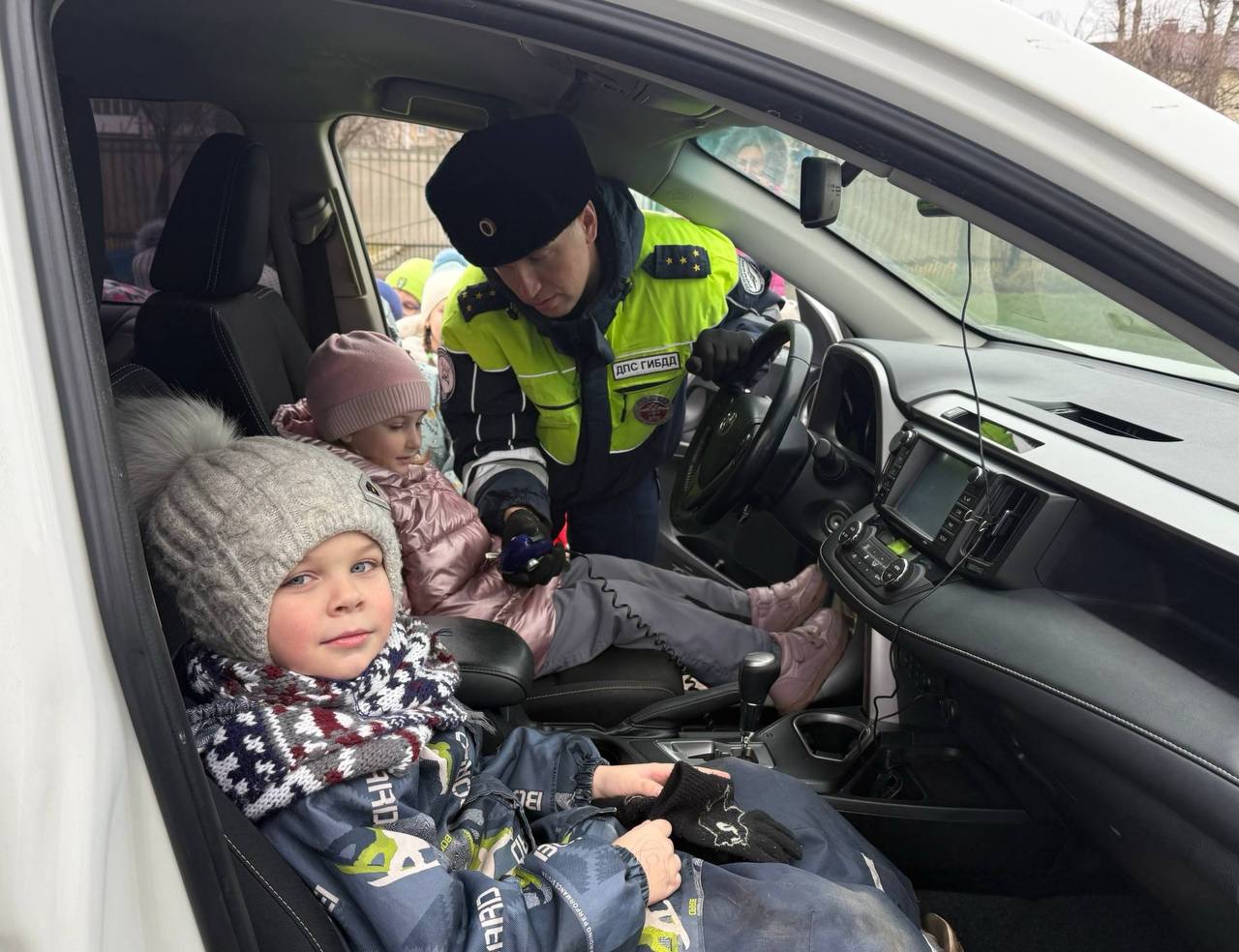 Сотрудники областного управления Госавтоинспекции проверили наличие световозвращателей на одежде у дошколят Сотрудники областного управления Госавтоинспекции проверили наличие световозвращателей на одежде у дошколят