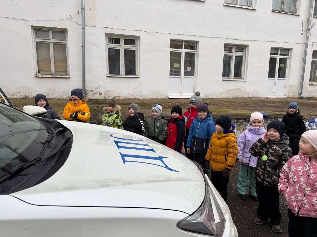 Сотрудники областного управления Госавтоинспекции проверили наличие световозвращателей на одежде у дошколят Сотрудники областного управления Госавтоинспекции проверили наличие световозвращателей на одежде у дошколят