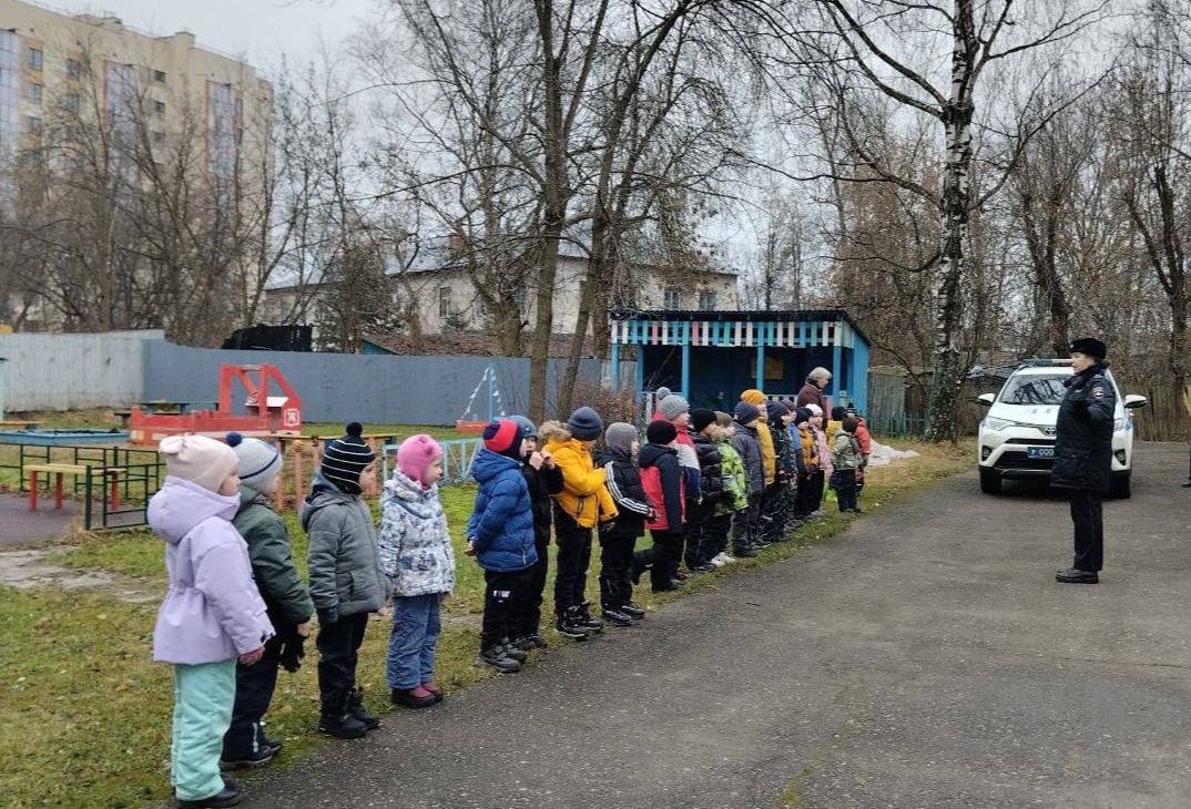 Сотрудники областного управления Госавтоинспекции проверили наличие световозвращателей на одежде у дошколят Сотрудники областного управления Госавтоинспекции проверили наличие световозвращателей на одежде у дошколят