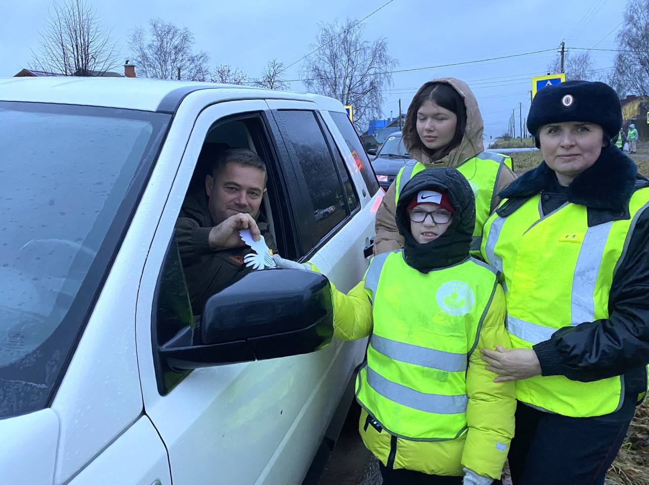 В преддверии Всемирного дня памяти жертв ДТП чухломские автоинспекторы и ЮИДовцы напомнили водителям правила дорожной безопасности В преддверии Всемирного дня памяти жертв ДТП чухломские автоинспекторы и ЮИДовцы напомнили водителям правила дорожной безопасности