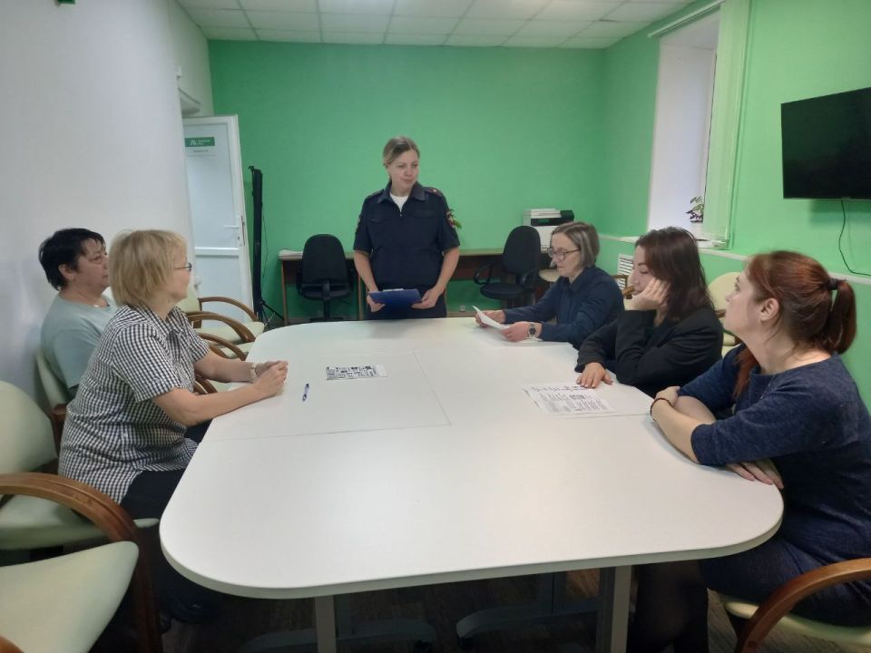 В Мантурово полицейские научили сотрудников соццентра распознавать аферистов