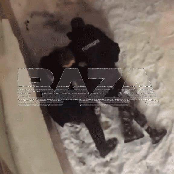 Подростки толпой избили полицейского в Воркуте Подростки толпой избили полицейского в Воркуте