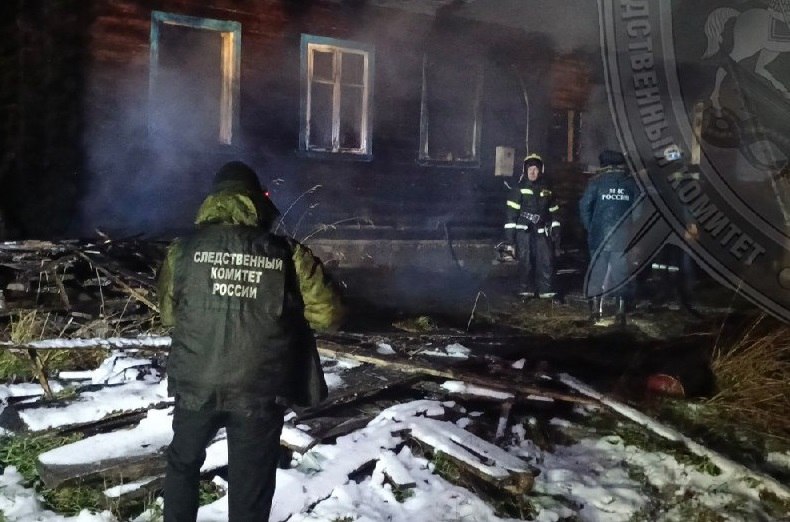 Следственный комитет устанавливает обстоятельства гибели мужчины на пожаре в костромской деревне