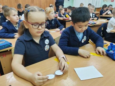 Мастер-класс по изготовлению световозвращателей прошел в одной из школ Костромы
