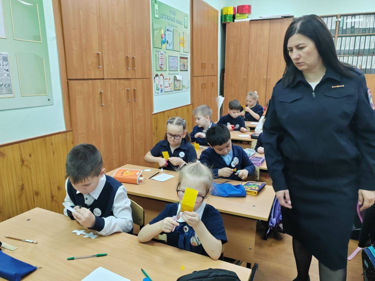 Мастер-класс по изготовлению световозвращателей прошел в одной из школ Костромы Мастер-класс по изготовлению световозвращателей прошел в одной из школ Костромы