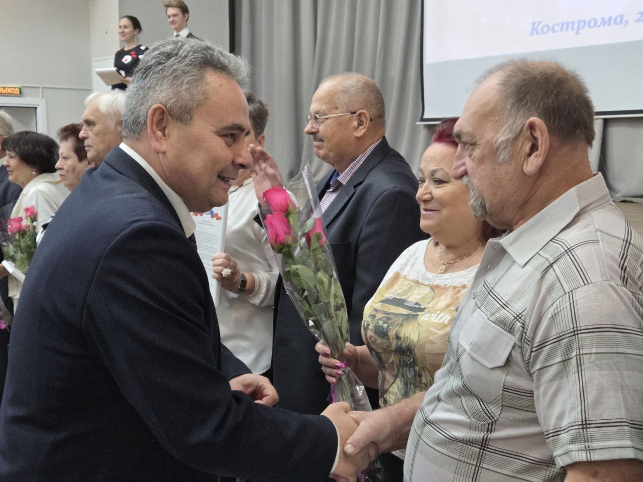 Алексей Смирнов: Почти 30 семей, которые хранят любовь и верность на протяжении долгих лет, встретились сегодня в одном зале Алексей Смирнов: Почти 30 семей, которые хранят любовь и верность на протяжении долгих лет, встретились сегодня в одном зале