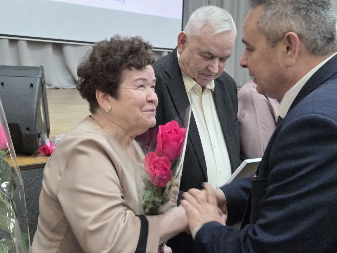 Алексей Смирнов: Почти 30 семей, которые хранят любовь и верность на протяжении долгих лет, встретились сегодня в одном зале Алексей Смирнов: Почти 30 семей, которые хранят любовь и верность на протяжении долгих лет, встретились сегодня в одном зале