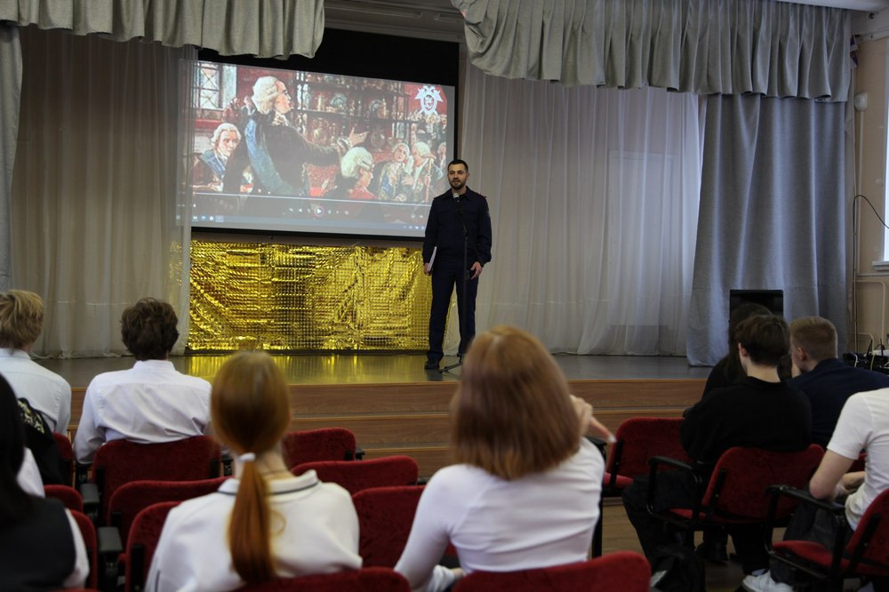 Заместитель руководителя межрайонного следственного отдела провел встречу с учащимися образовательных учреждений в городе Костроме Заместитель руководителя межрайонного следственного отдела провел встречу с учащимися образовательных учреждений в городе Костроме