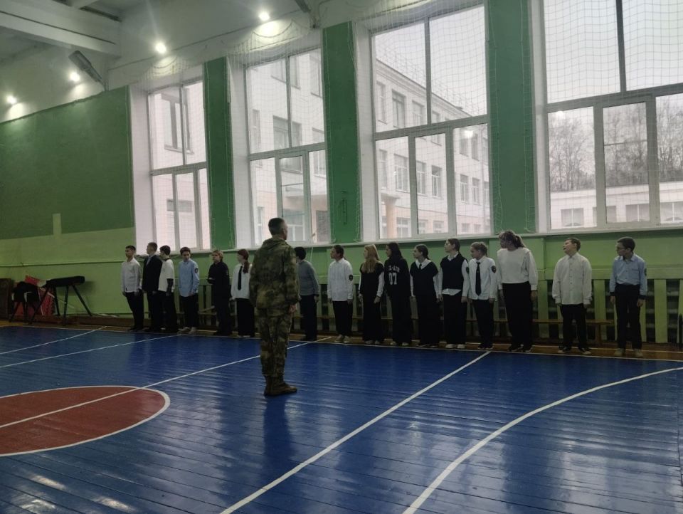 К классах правоохранительной направленности продолжают проходить занятия по строевой подготовке