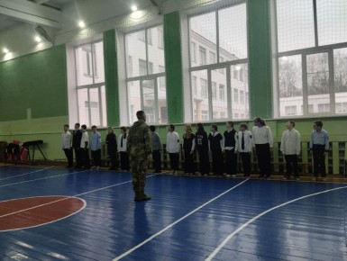 К классах правоохранительной направленности продолжают проходить занятия по строевой подготовке