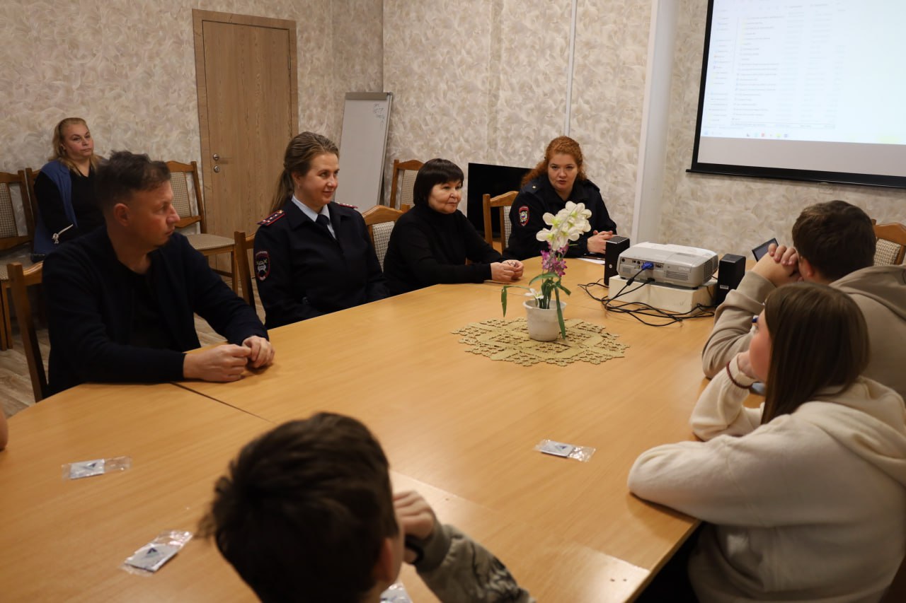 В Костроме полицейские и общественники поговорили о важном с детьми, оставшимися без попечения родителей