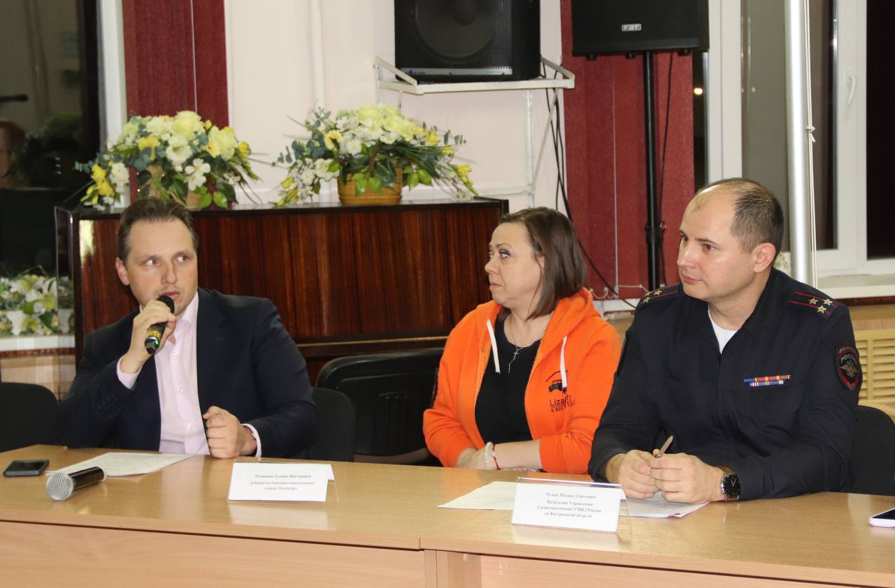 Безопасность на дорогах начинается с семьи! Безопасность на дорогах начинается с семьи!