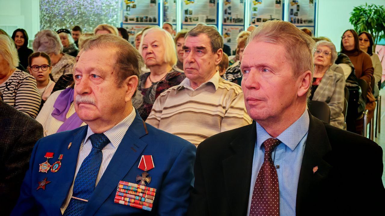 Алексей Смирнов: Поздравил с наступающим Днём матери костромичек, чьи сыновья выполняют свой воинский долг в зоне специальной военной операции Алексей Смирнов: Поздравил с наступающим Днём матери костромичек, чьи сыновья выполняют свой воинский долг в зоне специальной военной операции