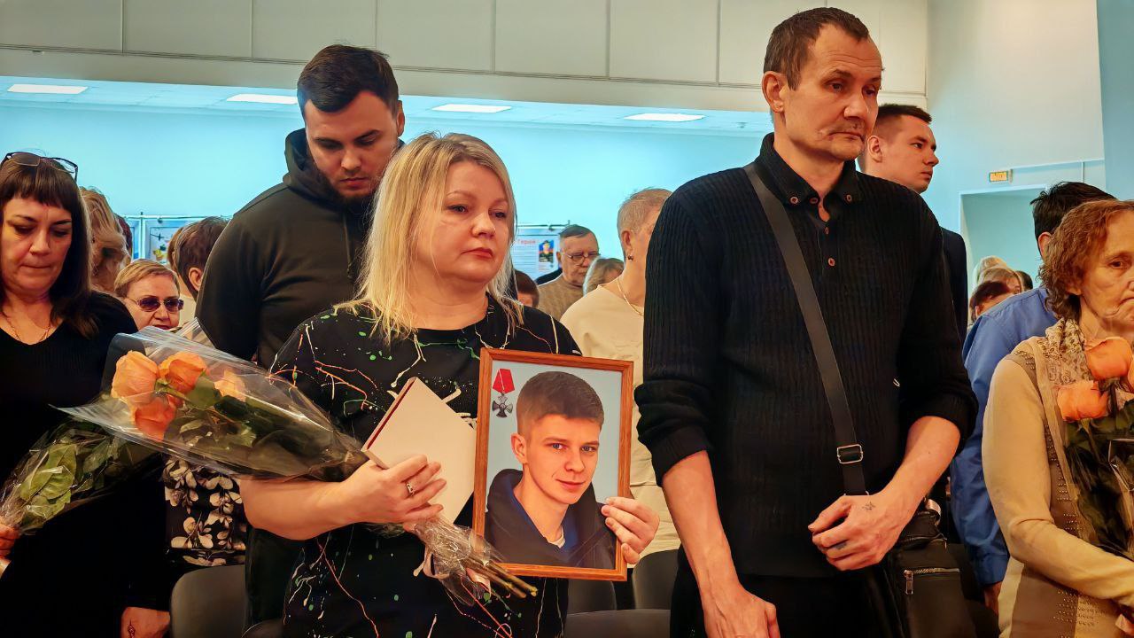 Алексей Смирнов: Поздравил с наступающим Днём матери костромичек, чьи сыновья выполняют свой воинский долг в зоне специальной военной операции Алексей Смирнов: Поздравил с наступающим Днём матери костромичек, чьи сыновья выполняют свой воинский долг в зоне специальной военной операции