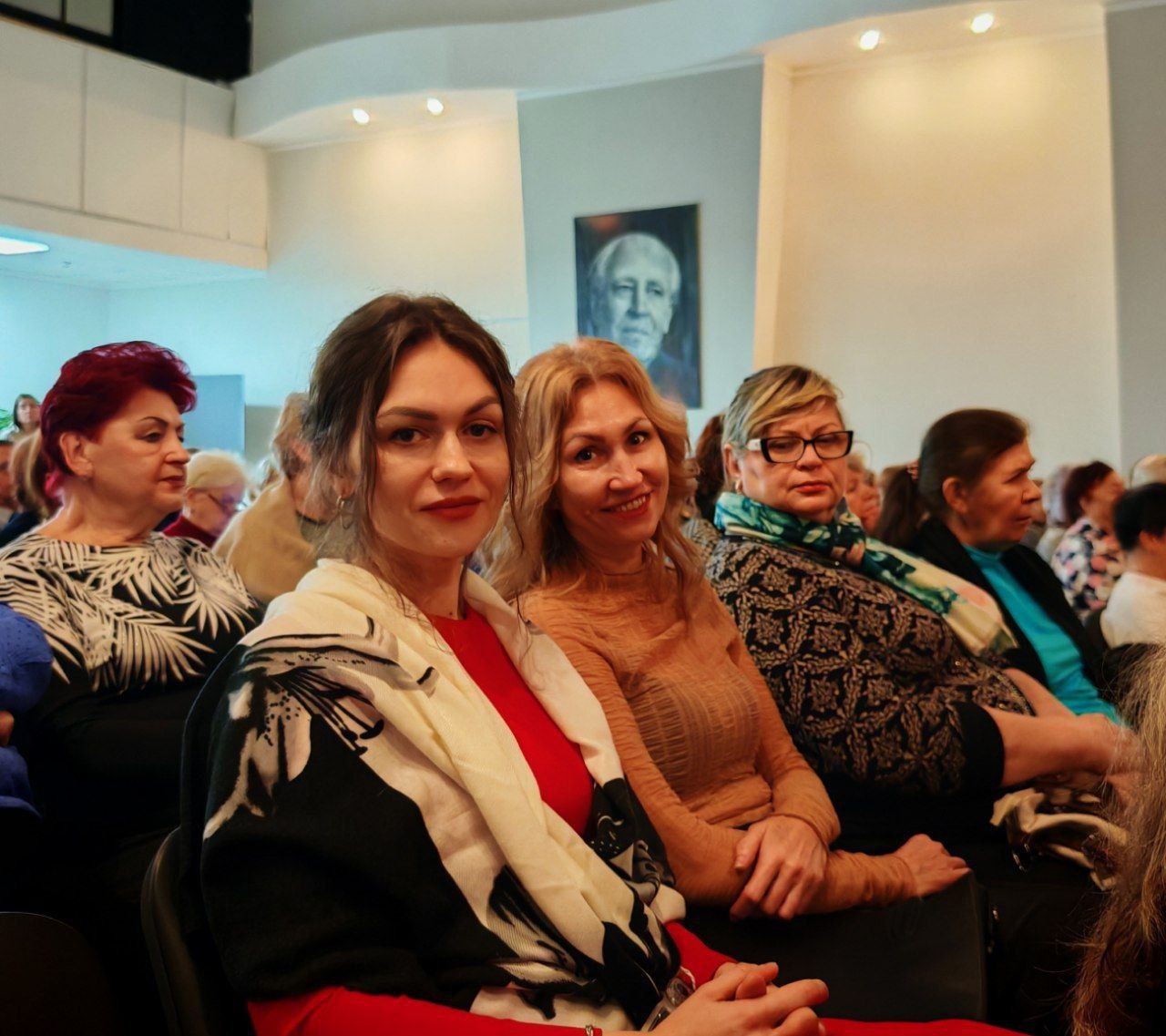 Алексей Смирнов: Поздравил с наступающим Днём матери костромичек, чьи сыновья выполняют свой воинский долг в зоне специальной военной операции