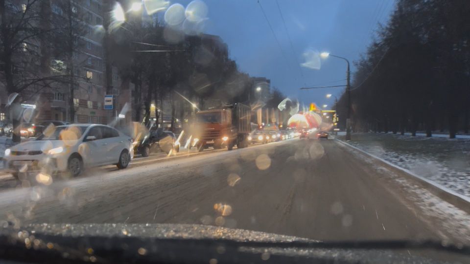 Из-за прохождения теплого атмосферного фронта в Костроме выпал ледяной дождь