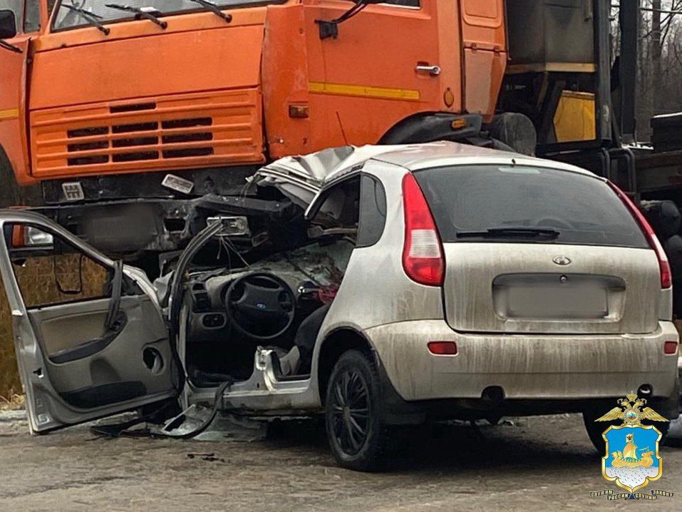 В Красносельском районе сотрудники Госавтоинспекции устанавливают обстоятельства аварии, в которой погибла женщина-водитель