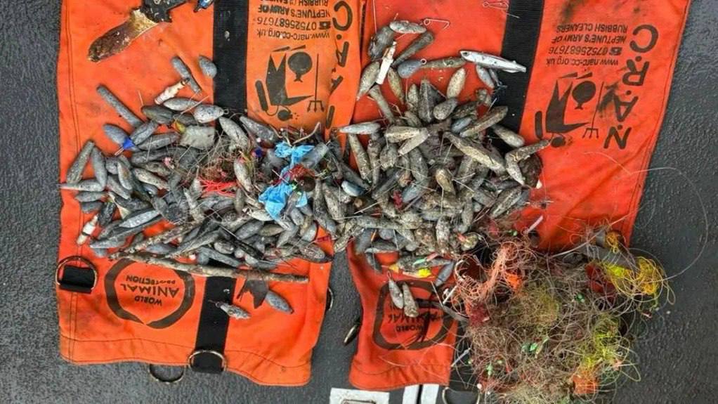 15 ноября водолазы-добровольцы из организации «Армия Нептуна уборщиков мусора» (Neptune’s Army of Rubbish Cleaners) обнаружили нечто, похожее на взорвавшийся российский гидроакустический буй РГБ-1A, во время планового... 15 ноября водолазы-добровольцы из организации «Армия Нептуна уборщиков мусора» (Neptune’s Army of Rubbish Cleaners) обнаружили нечто, похожее на взорвавшийся российский гидроакустический буй РГБ-1A, во время планового...