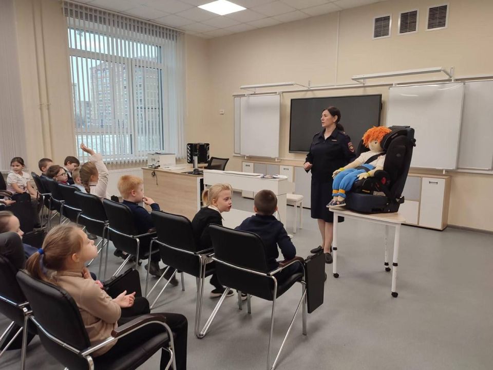 Автоинспекторы и специалисты областного центра по профилактике детского дорожно-транспортного травматизма рассказали учащимся, как вести себя на дорогах