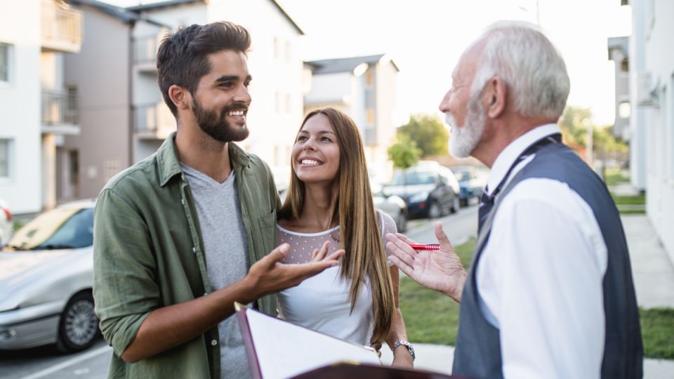 Как купить квартиру у пожилого человека и избежать подводных камней