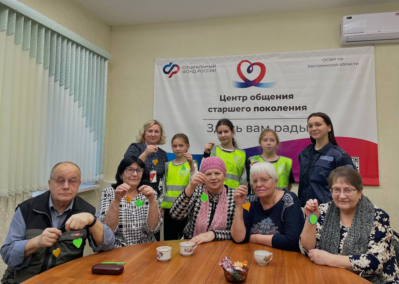 Сотрудники Госавтоинспекции и юные инспекторы движения провели встречу с участниками центра общения старшего поколения