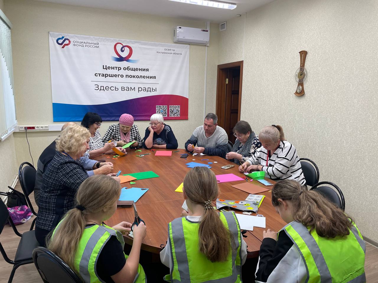 Сотрудники Госавтоинспекции и юные инспекторы движения провели встречу с участниками центра общения старшего поколения Сотрудники Госавтоинспекции и юные инспекторы движения провели встречу с участниками центра общения старшего поколения