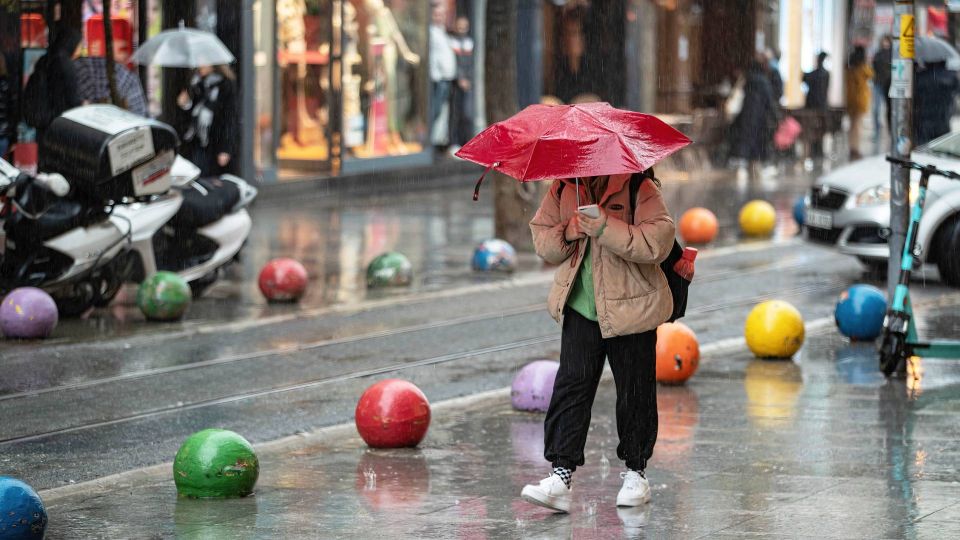 Даже в слякоть брюки останутся чистыми: нужно просто распылить на штанины это средство