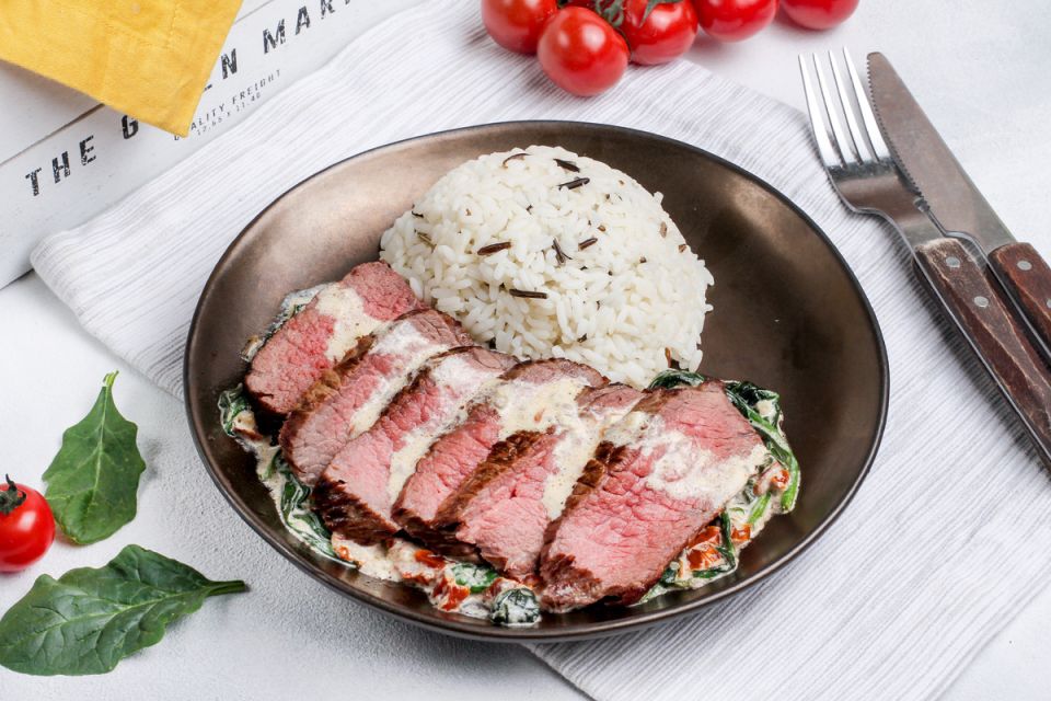 Изысканный ростбиф из телятины с соусом в стиле ресторанного меню