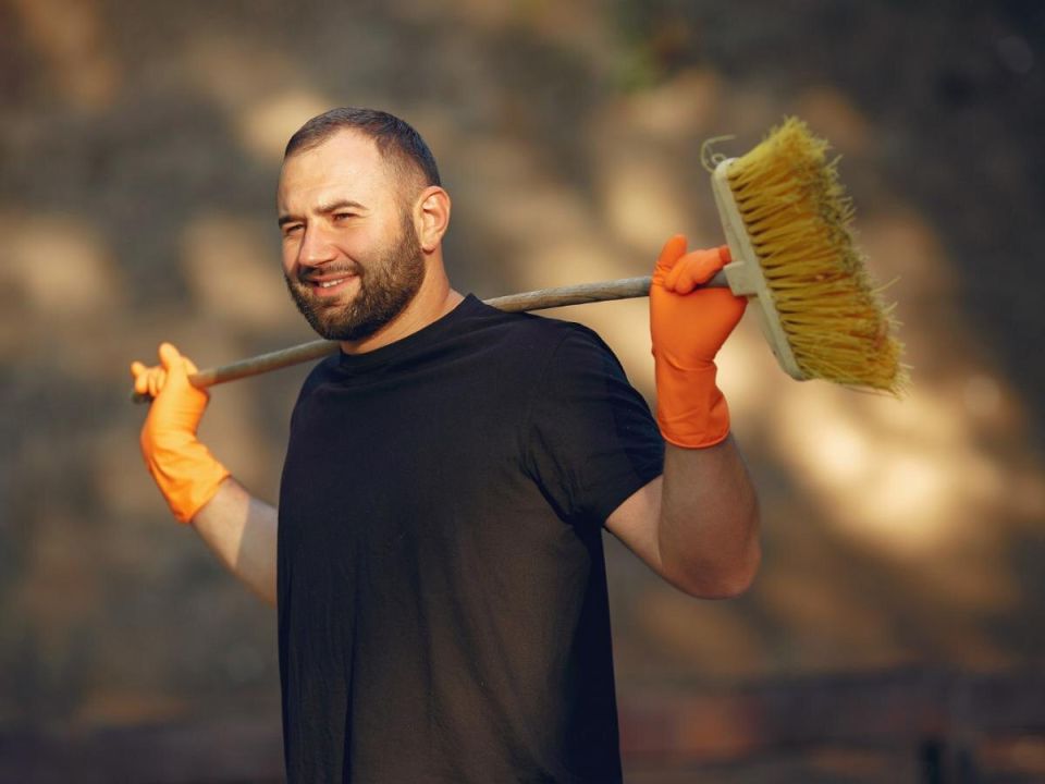 Секреты уборки на даче: как выбрать идеальный веник для вашего участка