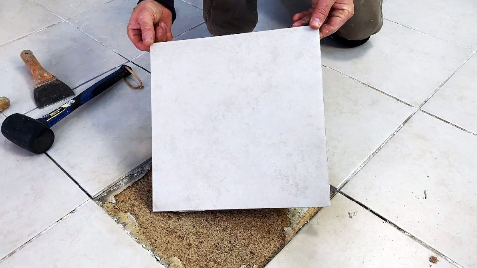 Искусство аккуратного снятия плитки