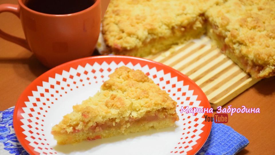 Нежный насыпной пирог с яблоками и корицей