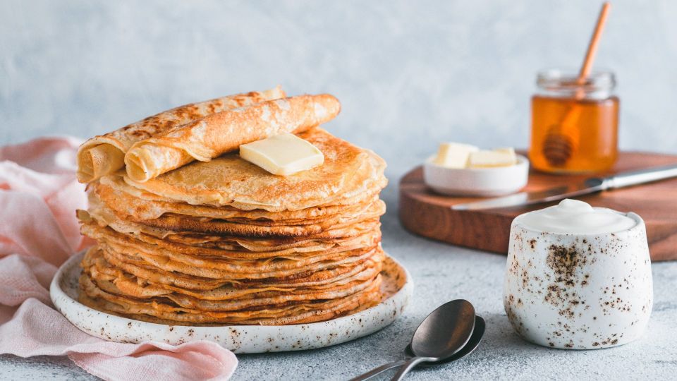 Без молока и яиц: приготовить пышные блинчики поможет этот неожиданный ингредиент