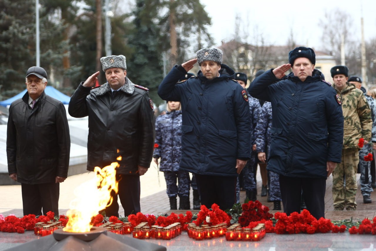 Костромские полицейские приняли участие в памятных мероприятиях, приуроченных ко Дню неизвестного солдата Костромские полицейские приняли участие в памятных мероприятиях, приуроченных ко Дню неизвестного солдата