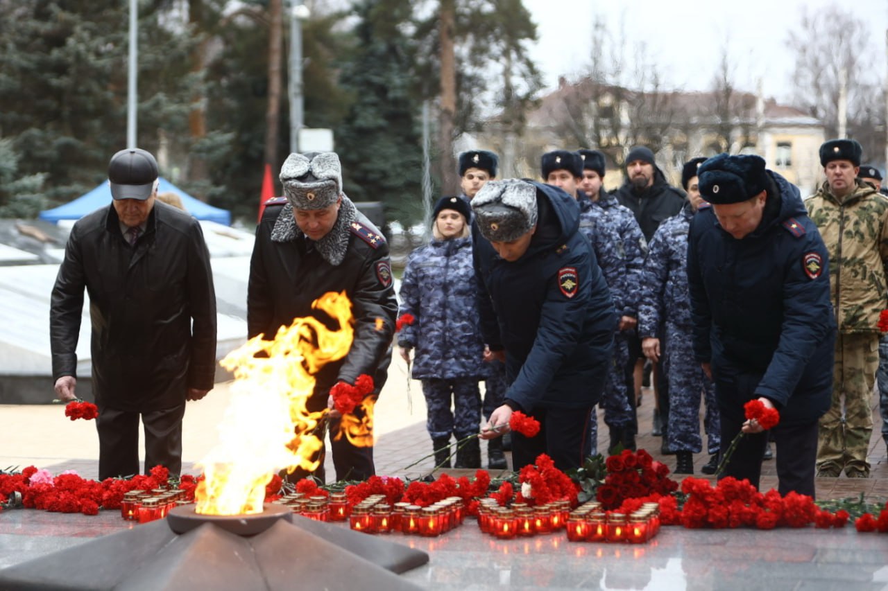 Костромские полицейские приняли участие в памятных мероприятиях, приуроченных ко Дню неизвестного солдата Костромские полицейские приняли участие в памятных мероприятиях, приуроченных ко Дню неизвестного солдата