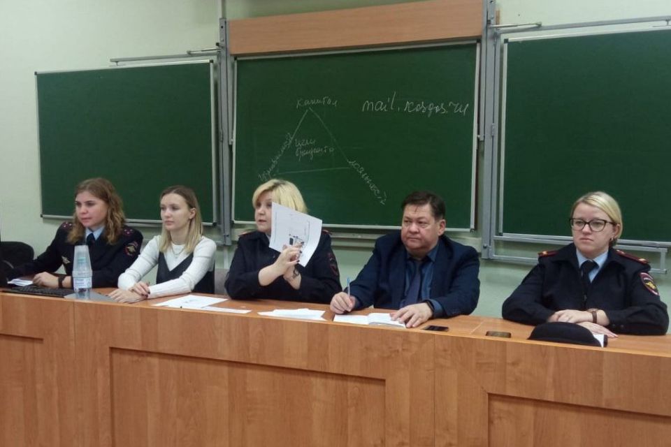 В Костроме полицейские рассказали иностранным студентам об особенностях пребывания в РФ