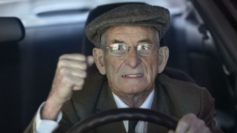 Пожилые водители под угрозой: новое законодательство создаёт риски для старшего поколения