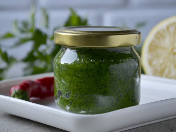 Острый соус-приправа из листьев хрена: добавьте ярких нот в ваше меню!