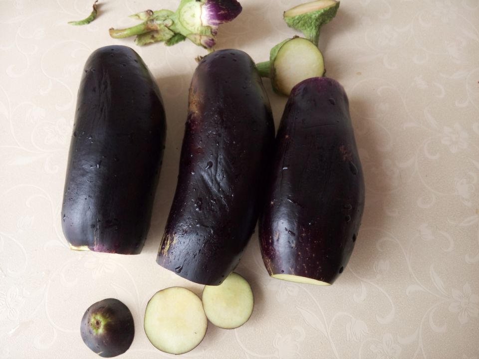 Ленивый огонек из баклажанов: простая закуска на зиму