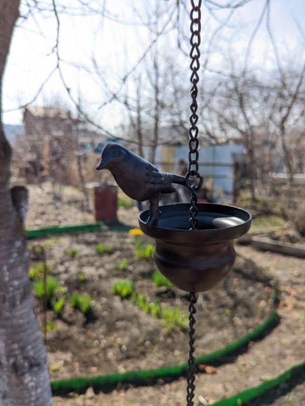 Дождевые цепи: от функциональности к искусству в загородном саду