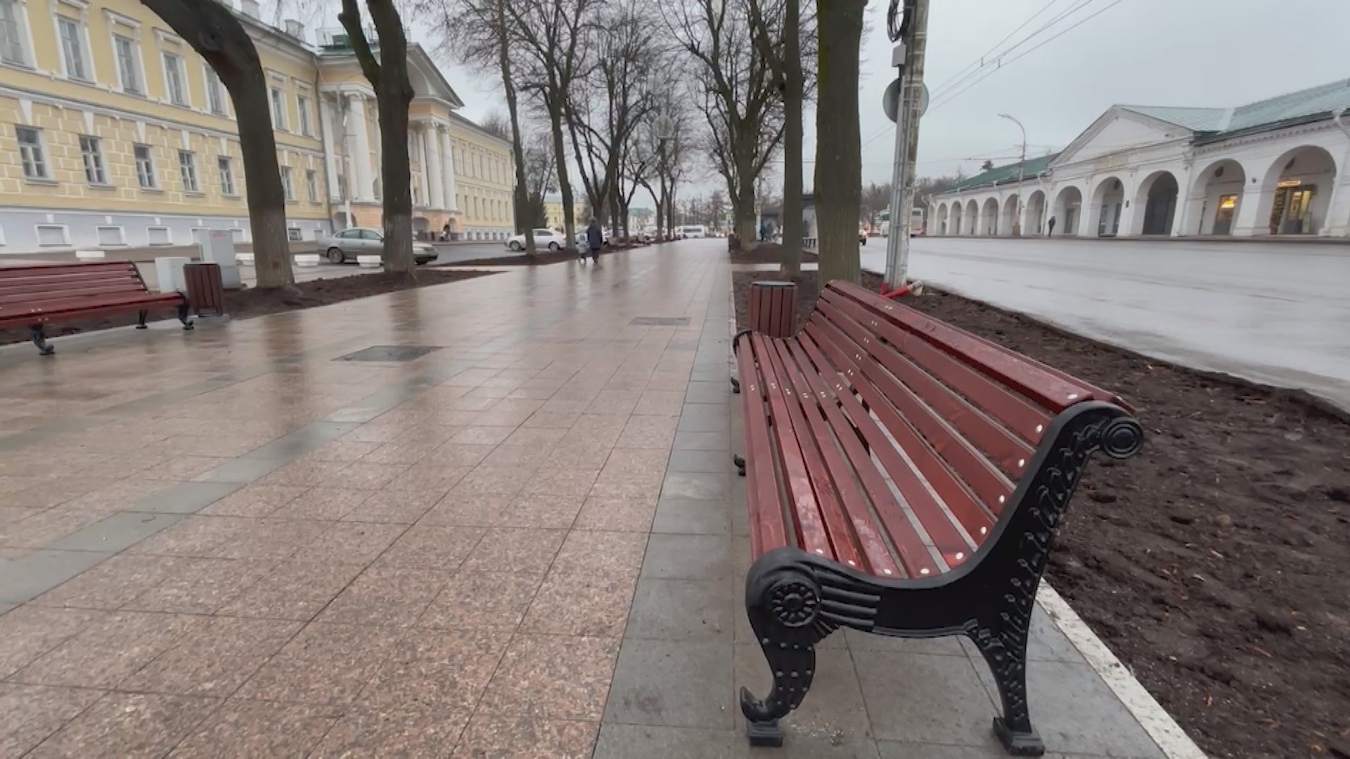 В Ботниковском сквере в Костроме появились новые лавочки