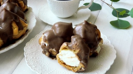 Вдохновляющий десерт: воздушные профитроли с шоколадным соусом