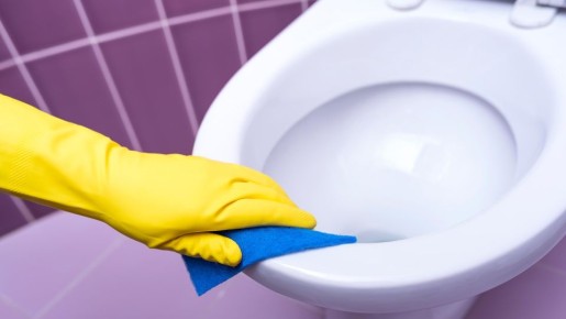 Забудете про желтый налет навсегда: положите в унитаз это средство