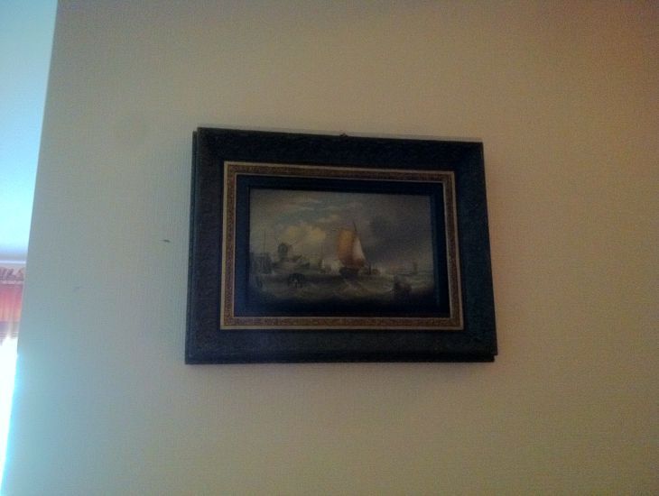 Как повесить картину без гвоздей: эти хитрости известны немногим